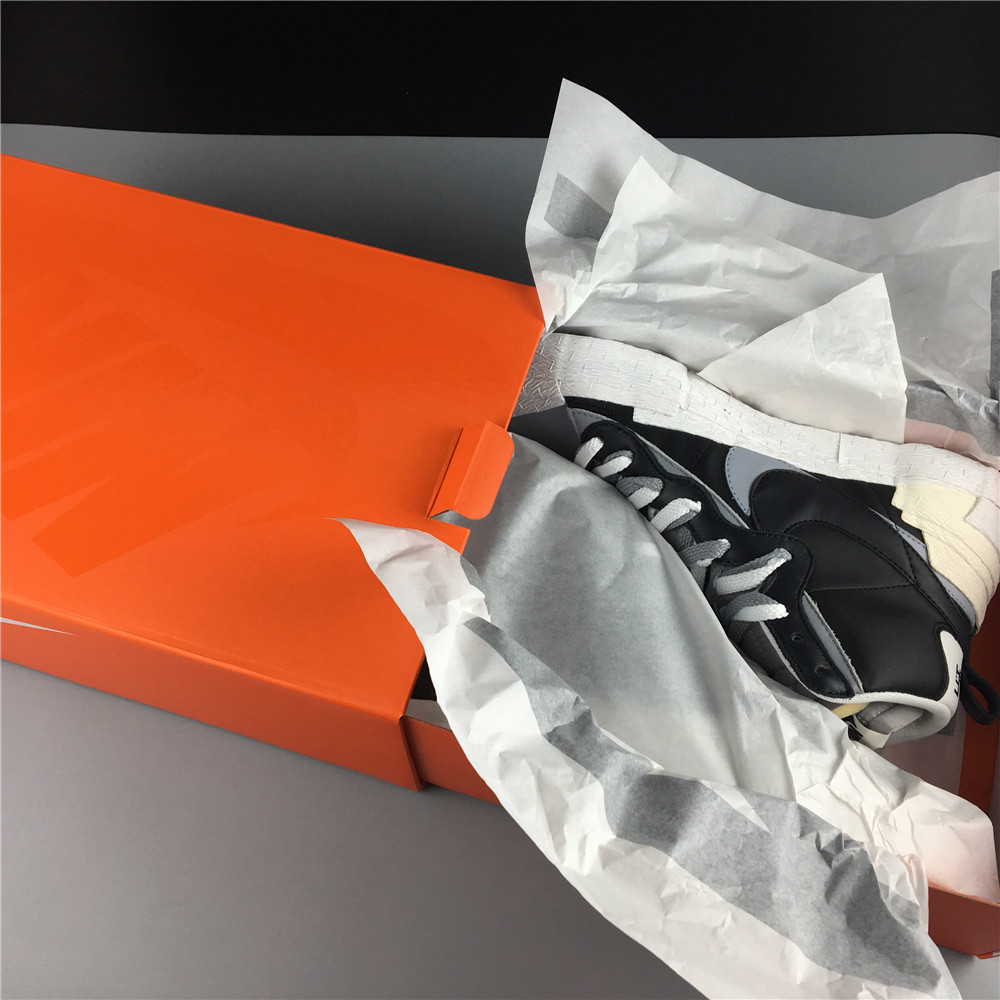 SACAI  X NIKE  BLAZER MID  AND NEYMAR  X NIKE SHOX R4 BV0072-002