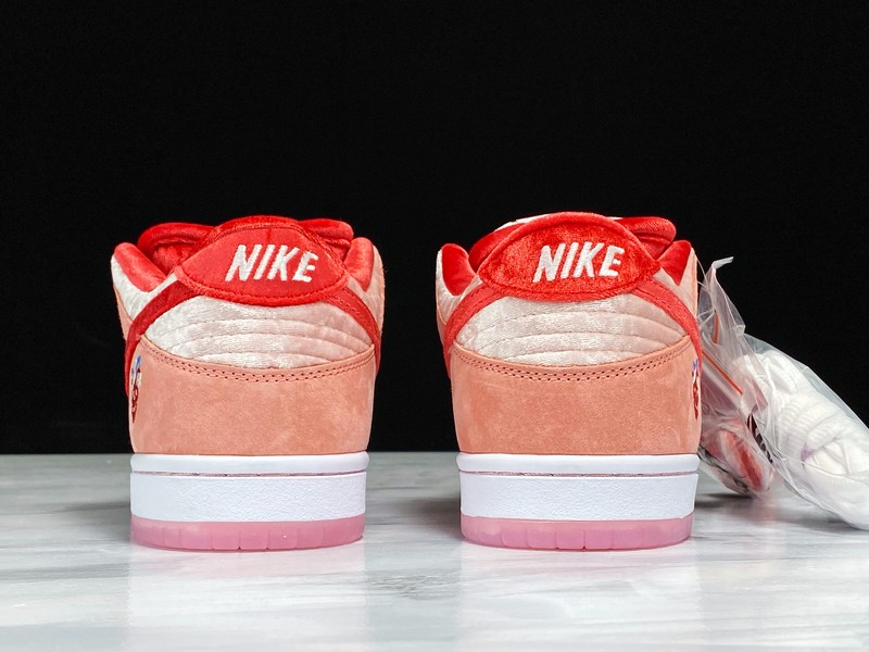 Nike SB Dunk Low Pro Strange Love QS CT2552-800