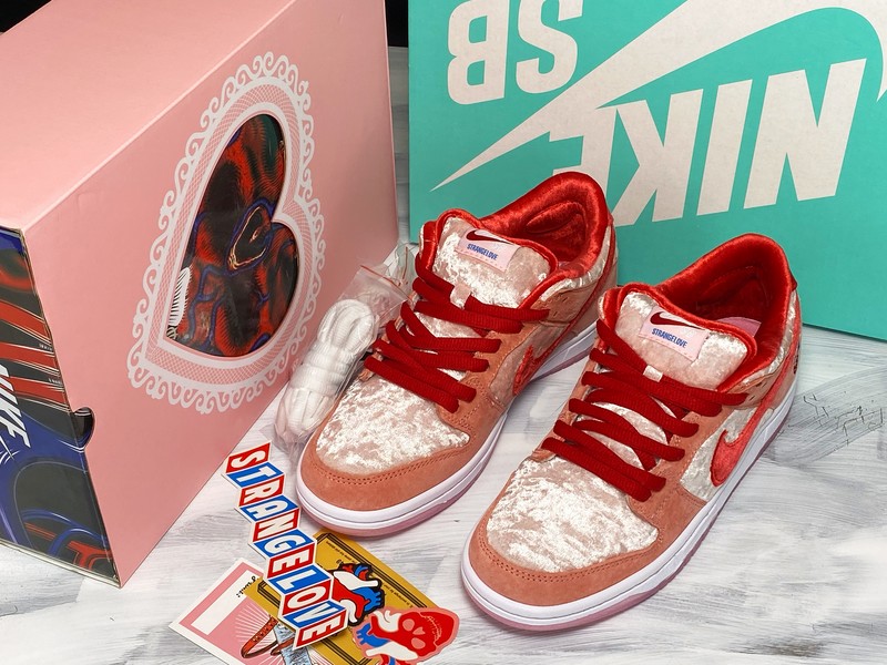 Nike SB Dunk Low Pro Strange Love QS CT2552-800