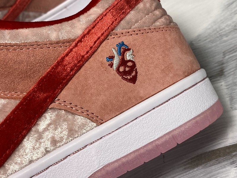 Nike SB Dunk Low Pro Strange Love QS CT2552-800