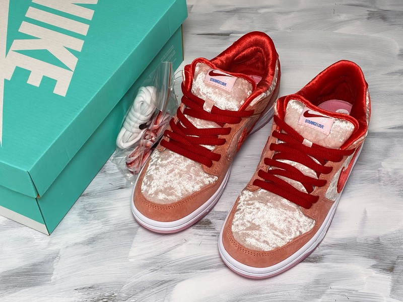 Nike SB Dunk Low Pro Strange Love QS CT2552-800