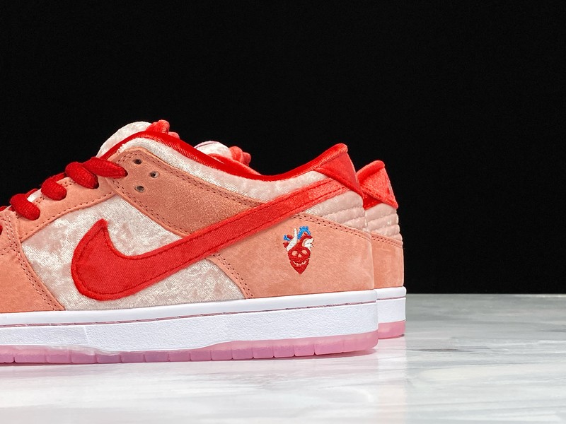 Nike SB Dunk Low Pro Strange Love QS CT2552-800