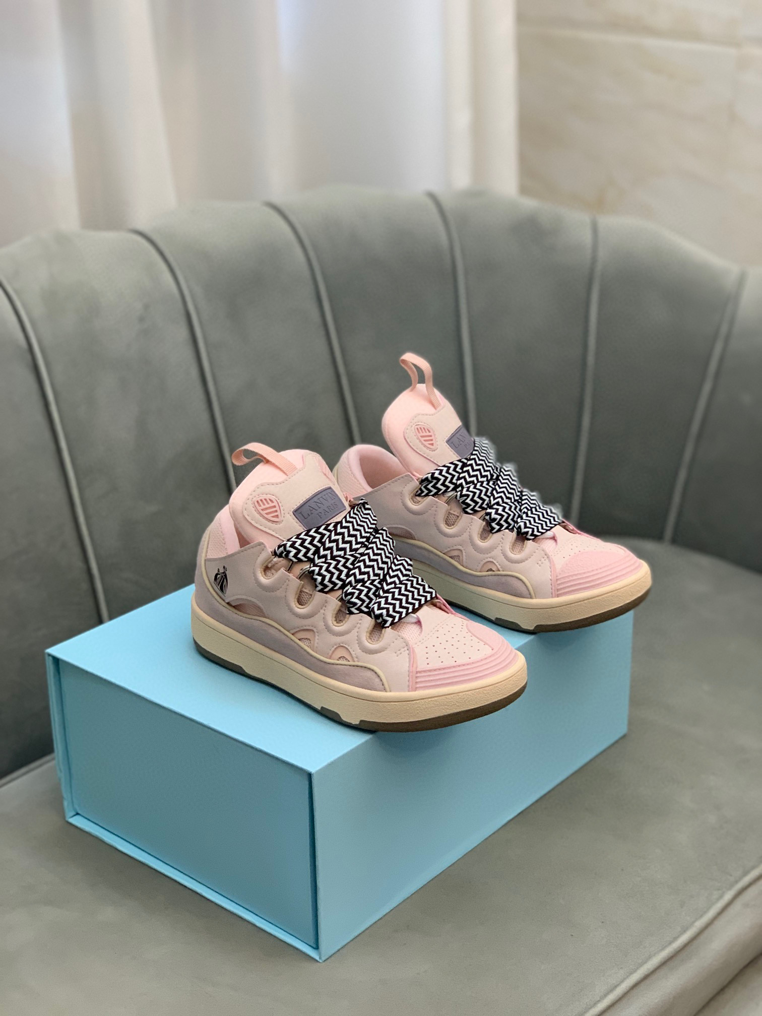 L*anvin sneakers