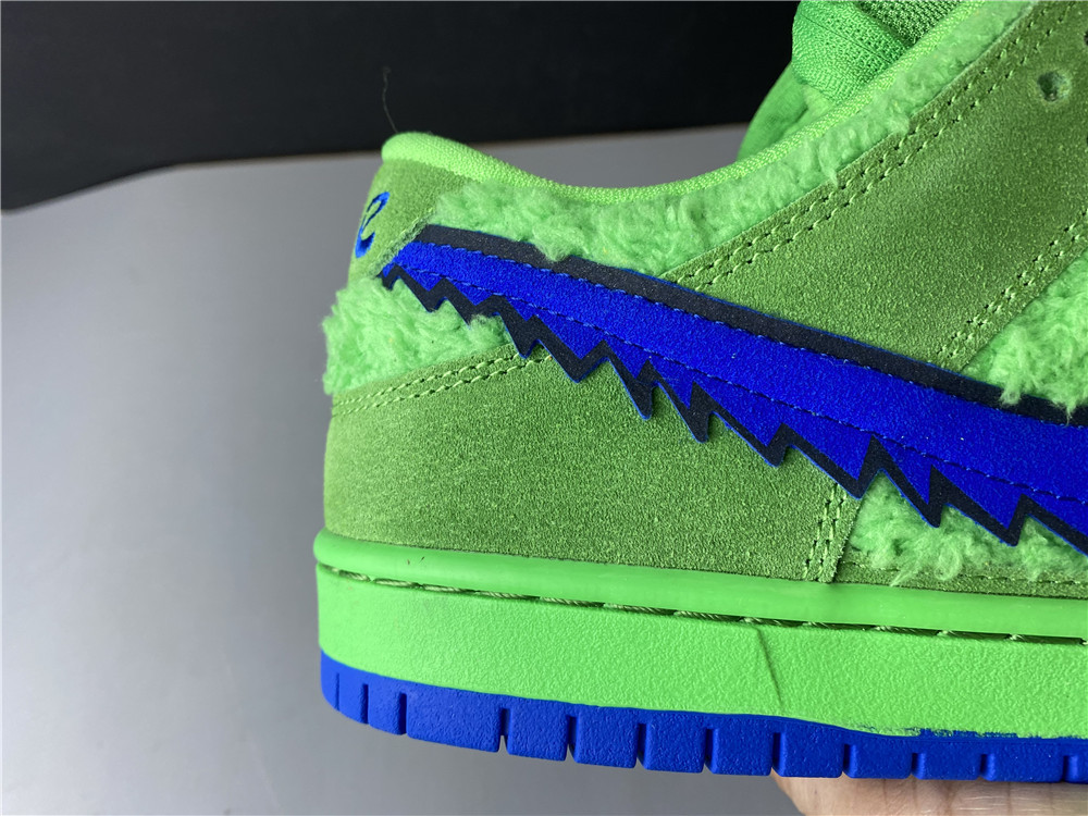 GRATEFUL DEAD X NIKE SB DUNK LOW