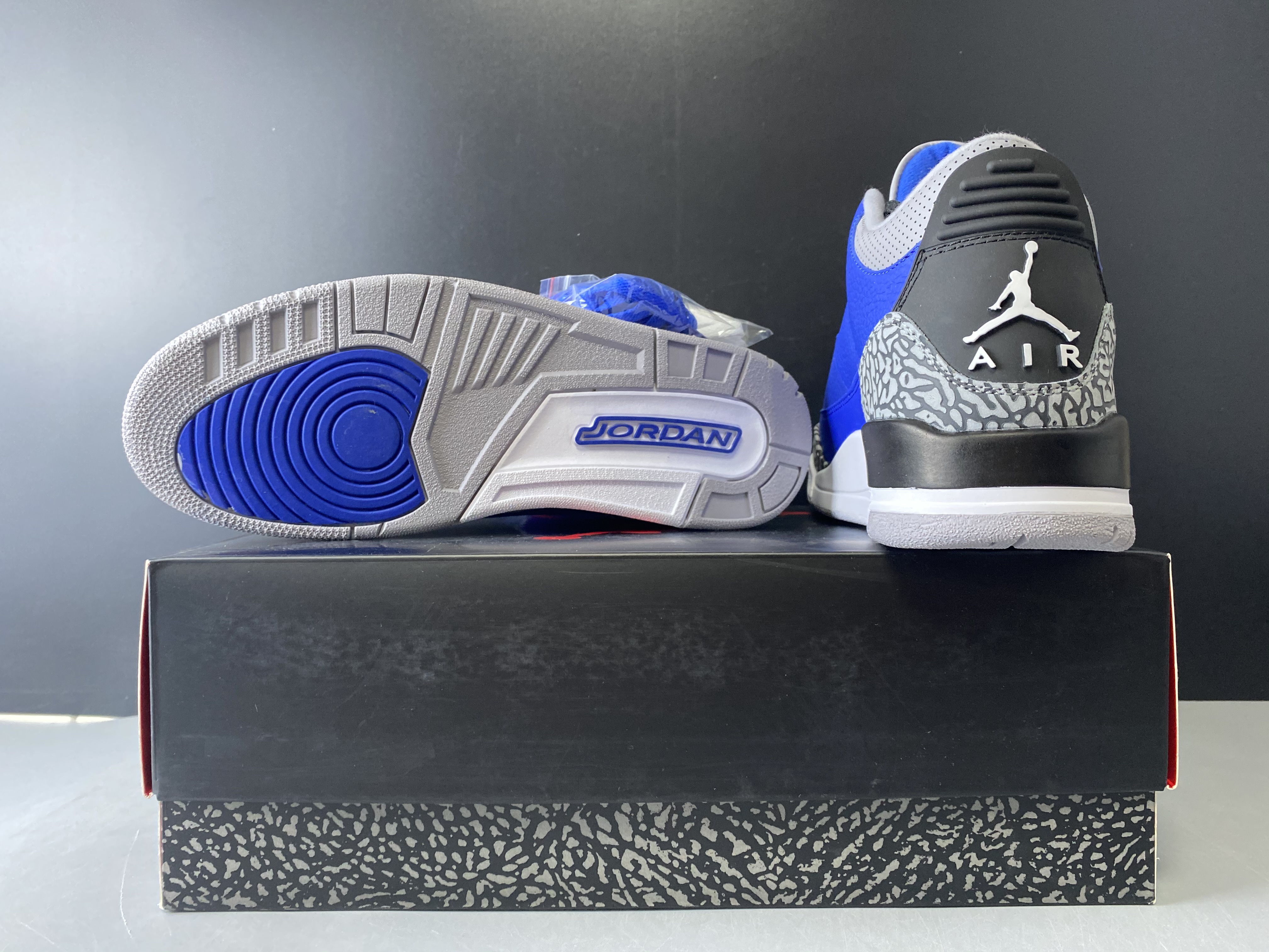 Air Jordan 3 Varsity Royal