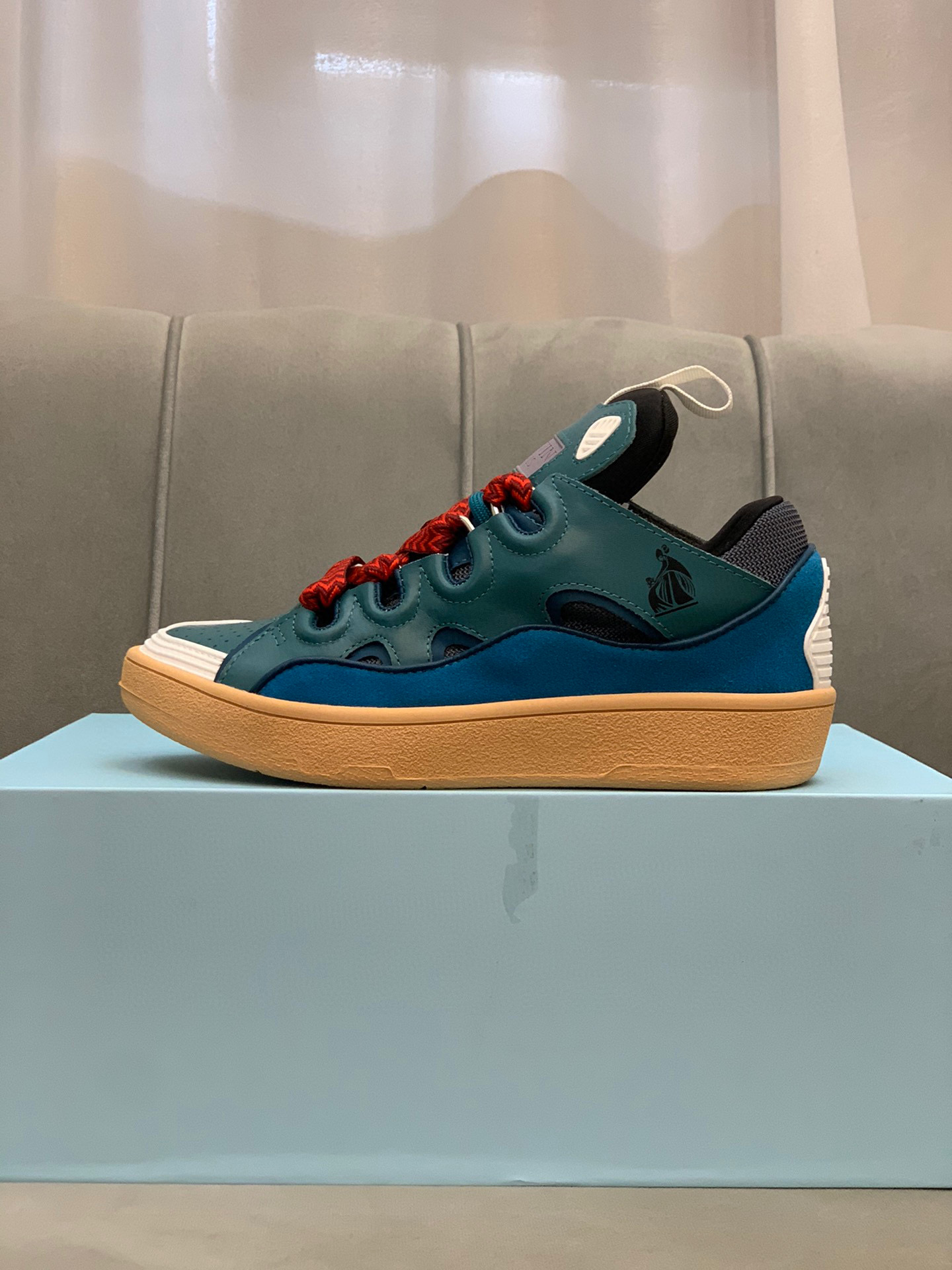 L*anvin sneakers