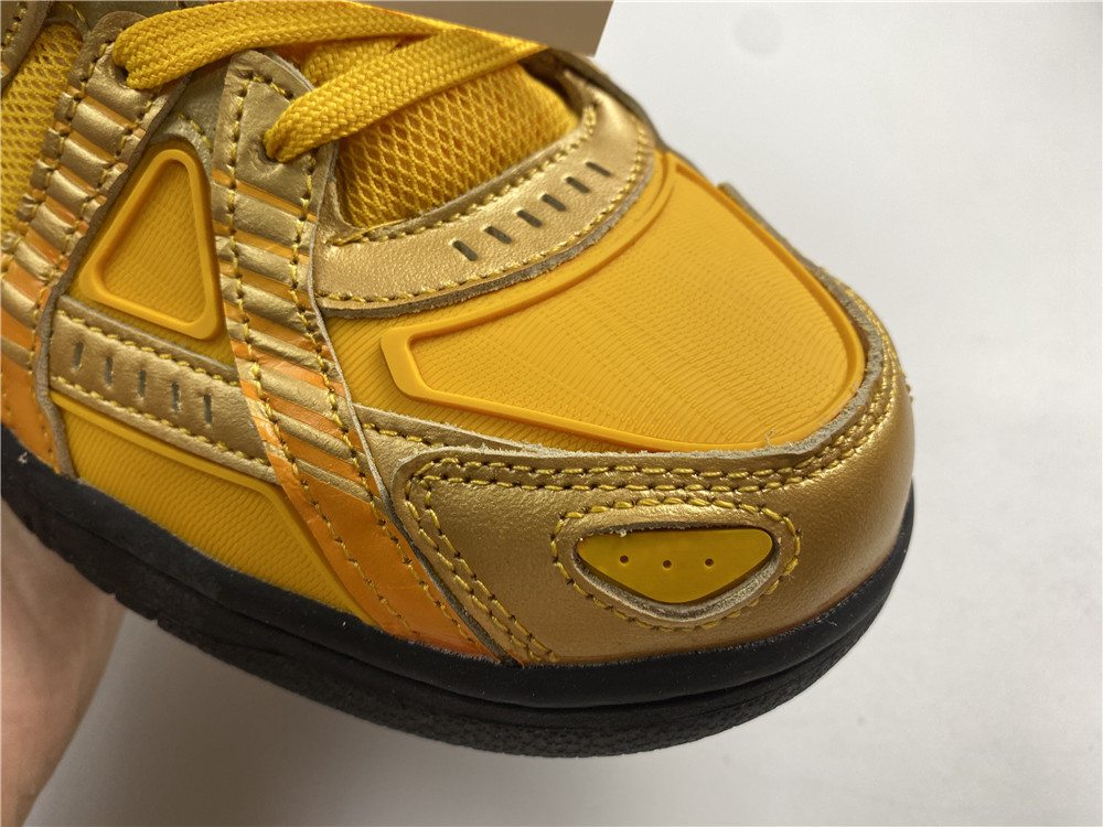 OFF-WHITE x Nike Air Rubber Dunk "University Gold"