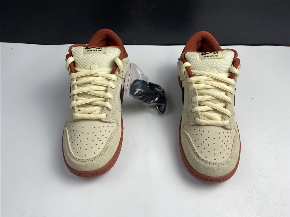 Nike SB Dunk Low Hennessy BQ6817-100