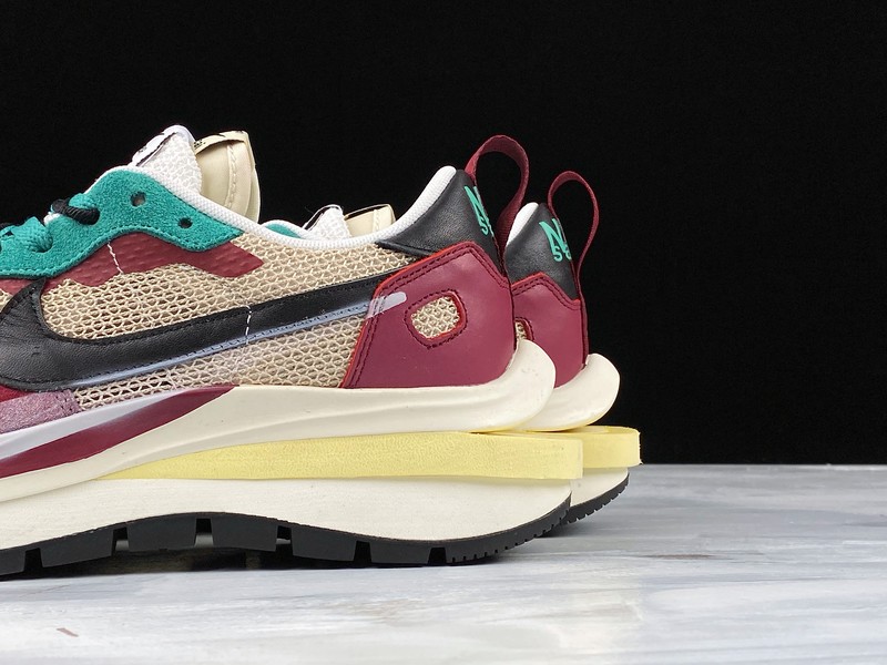 Sacai X NIKe regasus vaporrly SP BV0073-102