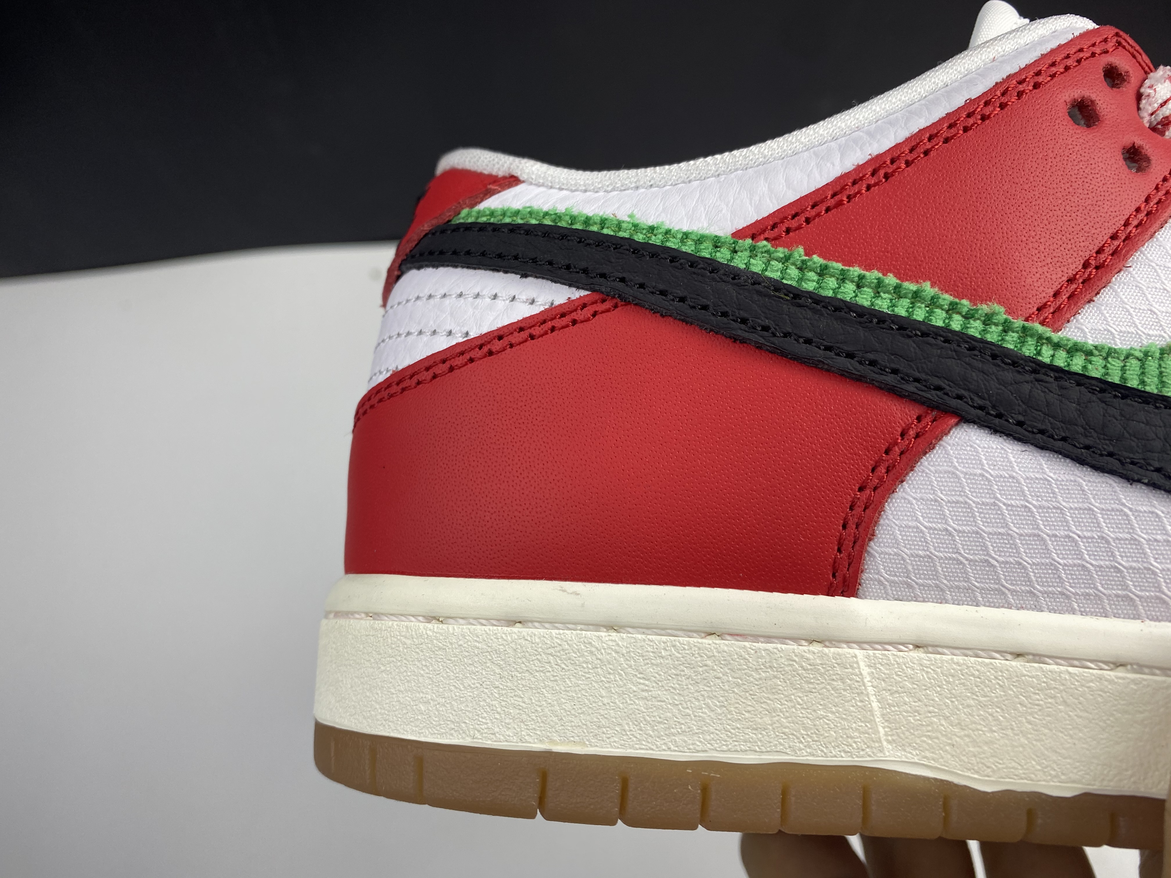 Frame Skate x Nike SB Dunk Low Habibi  CT2550-600