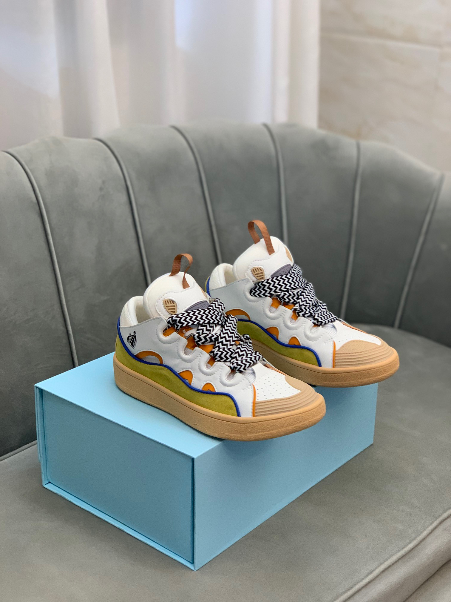 L*anvin sneakers