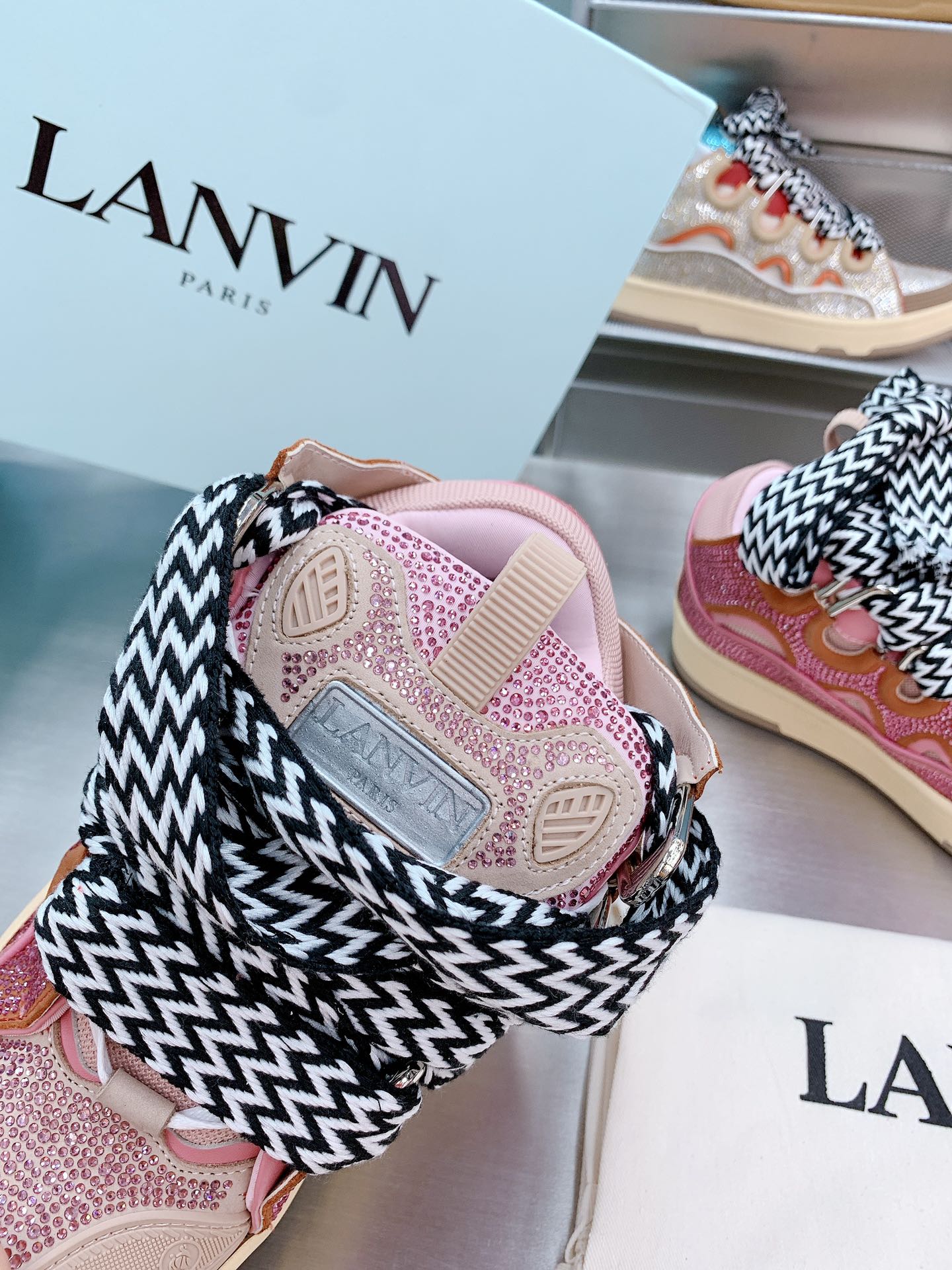 L*anvin sneakers
