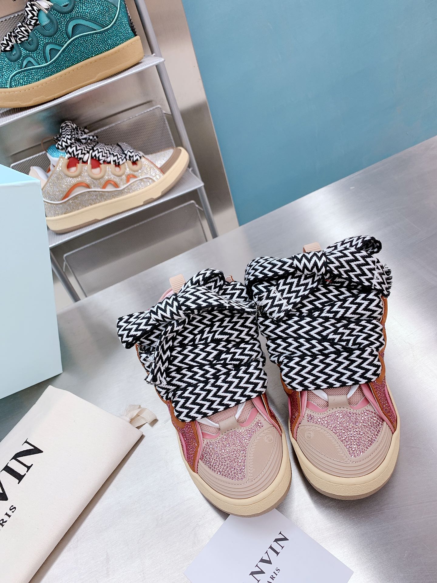 L*anvin sneakers