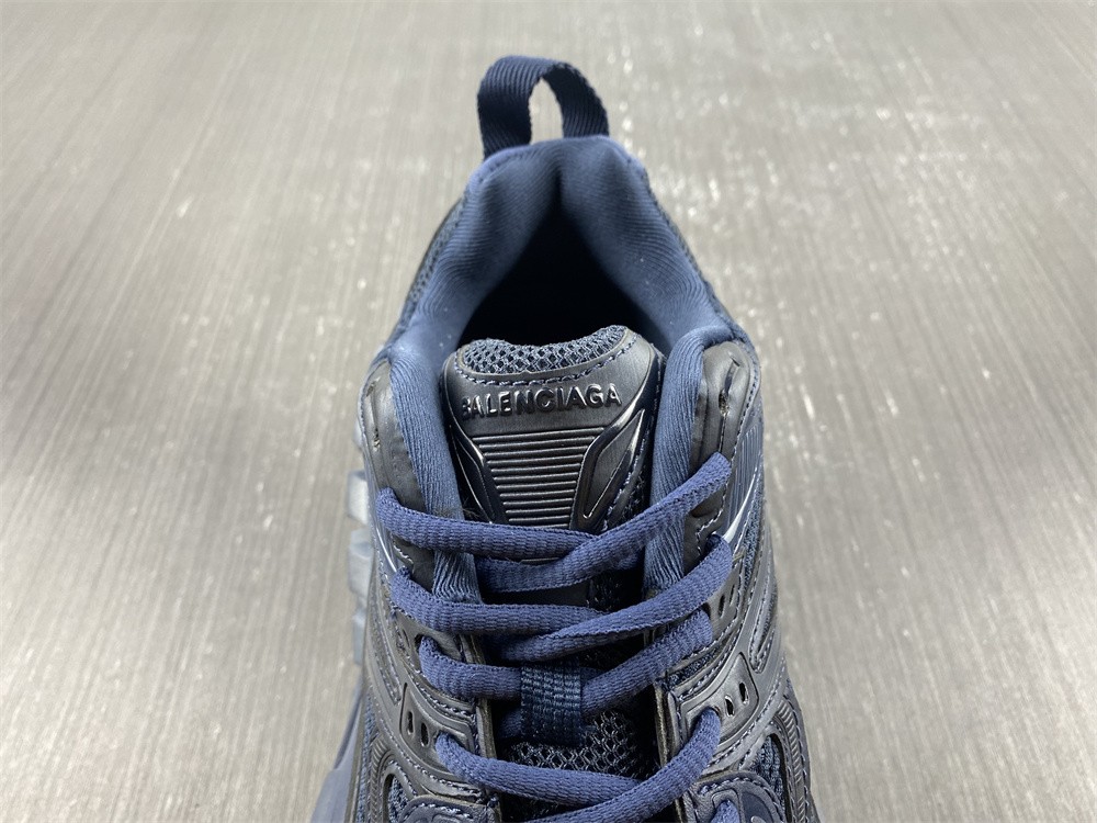 DEFENDER SNEAKER