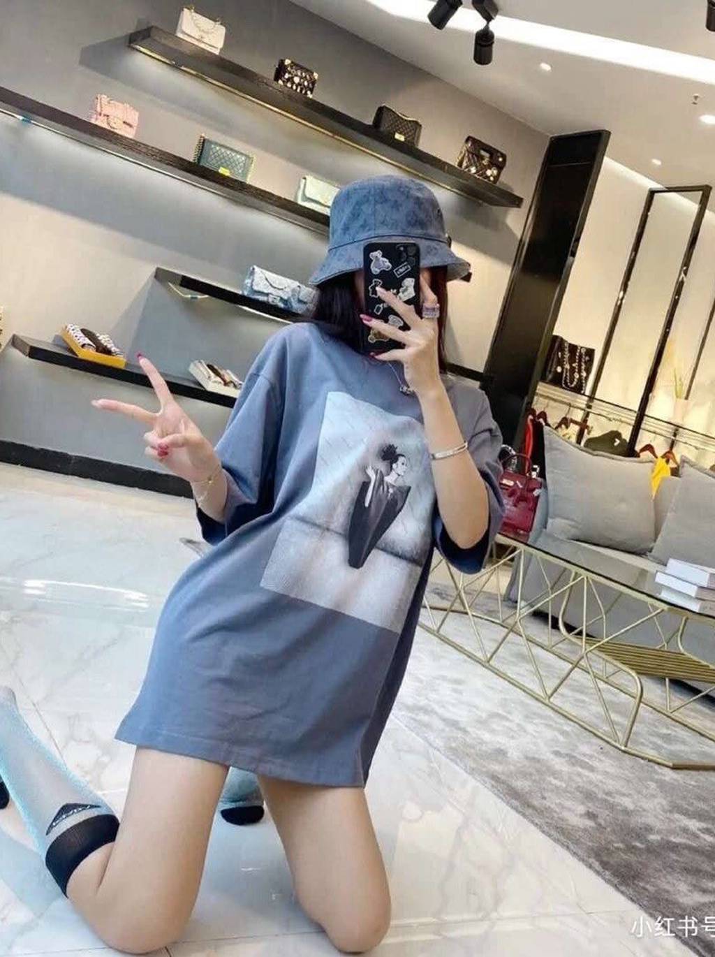 Ba*len*cia*ga 1960s retro vintage high-definition portrait print short sleeve