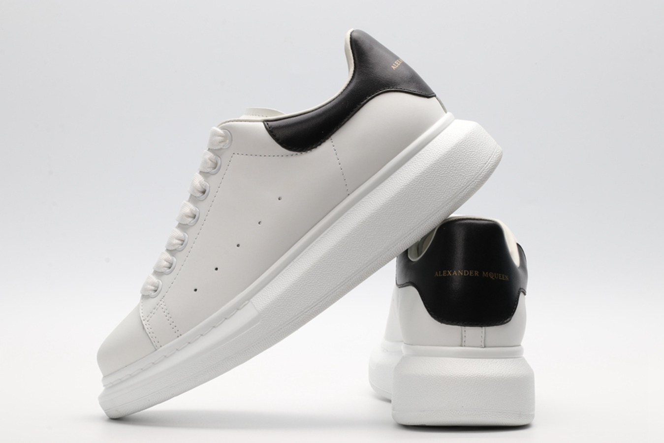 AMQ OVERSIZED SNEAKER with black heel