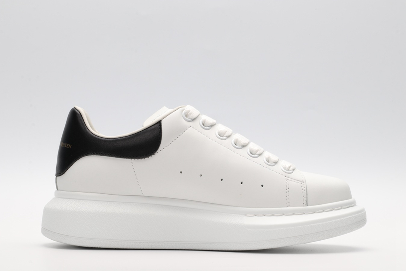 AMQ OVERSIZED SNEAKER with black heel