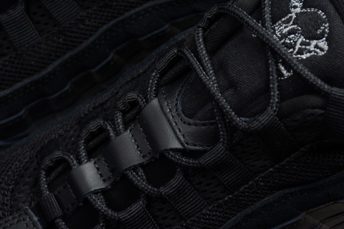Nike mens Air Max 95 "Rebel Skulls" Black/Chrome-White 538416-008