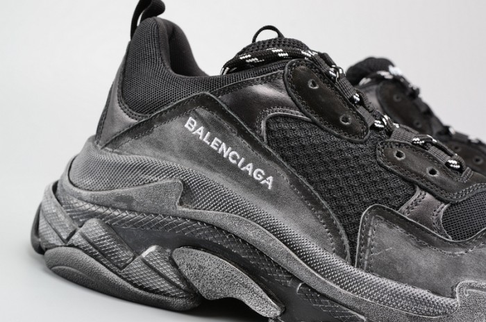 BLG BLACK TRIPLE S TRAINER W06G01001