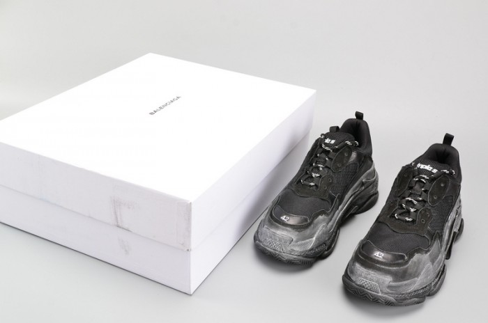 BLG BLACK TRIPLE S TRAINER W06G01001
