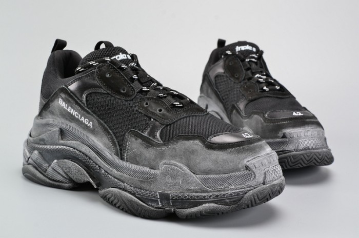 BLG BLACK TRIPLE S TRAINER W06G01001