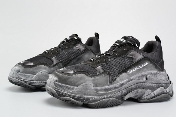 BLG BLACK TRIPLE S TRAINER W06G01001