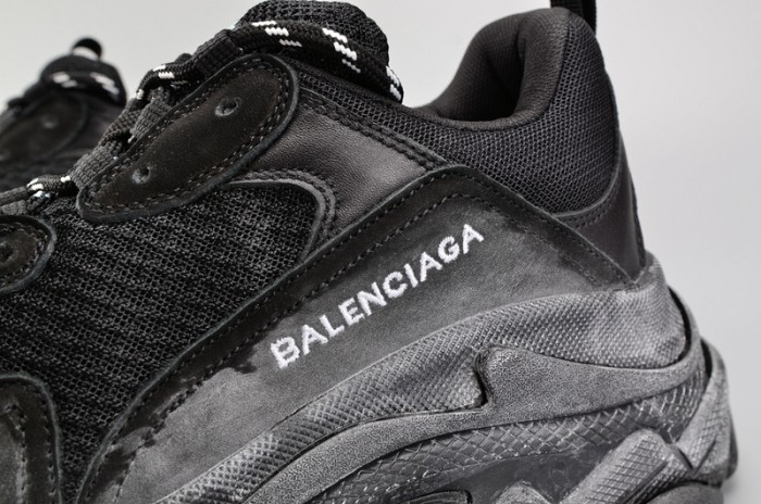 BLG BLACK TRIPLE S TRAINER W06G01001