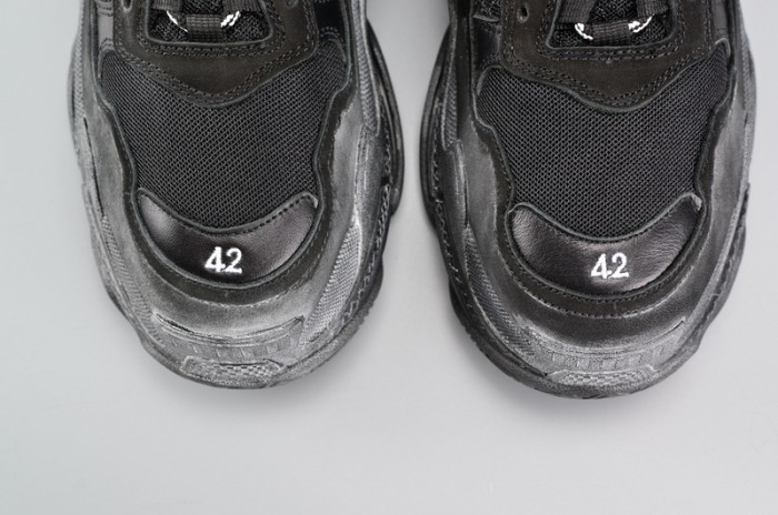 BLG BLACK TRIPLE S TRAINER W06G01001