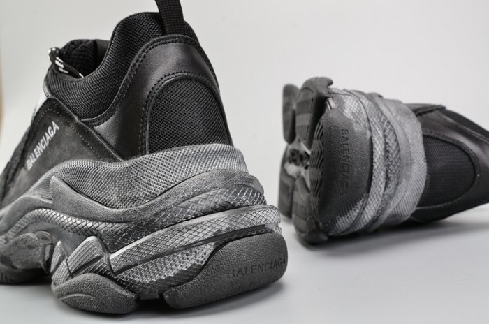BLG BLACK TRIPLE S TRAINER W06G01001