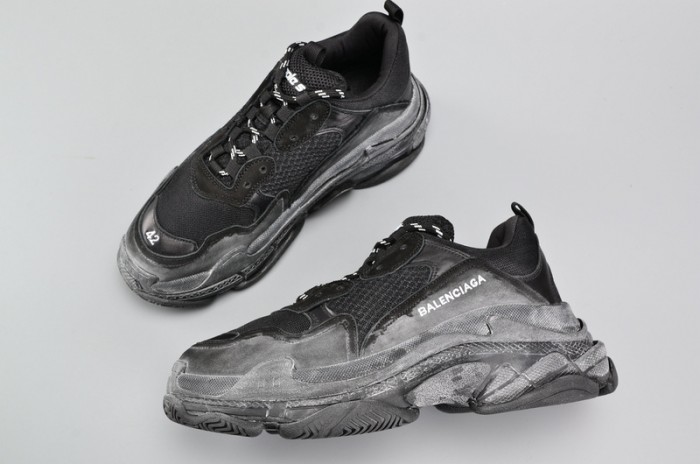 BLG BLACK TRIPLE S TRAINER W06G01001
