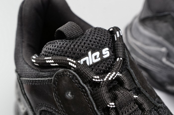 BLG BLACK TRIPLE S TRAINER W06G01001