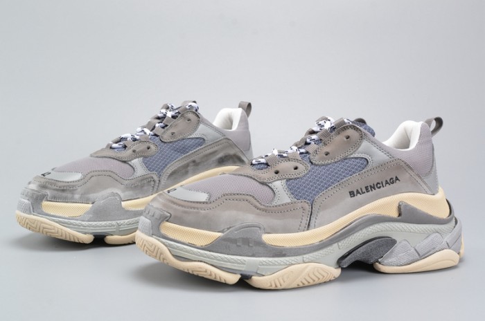 BLG 17FW TRIPLE S WASHED SHOW SNEA GREY  MENS AED2900