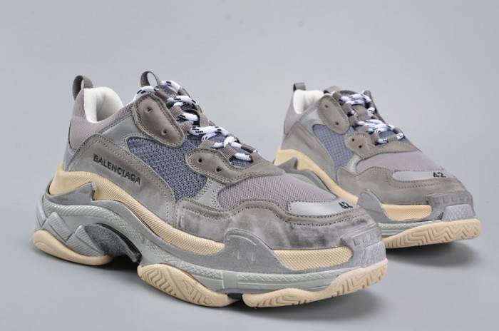 BLG 17FW TRIPLE S WASHED SHOW SNEA GREY  MENS AED2900