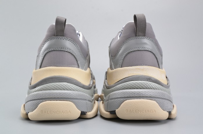 BLG 17FW TRIPLE S WASHED SHOW SNEA GREY  MENS AED2900