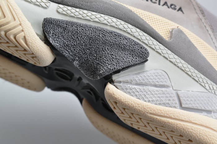 BLG 17FW TRIPLE S WASHED SHOW SNEA GREY  MENS AED2900